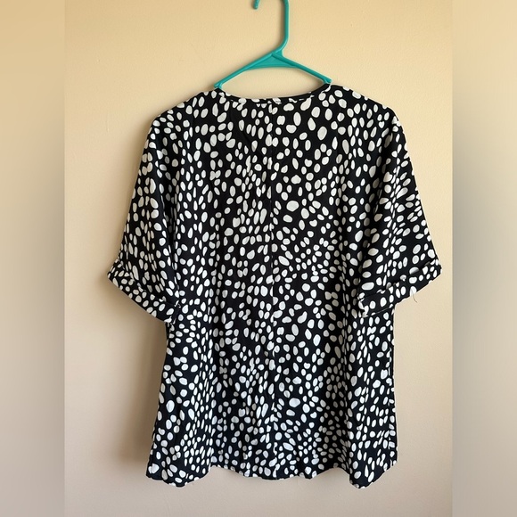 NWT - Black & White Polka Dots V Neck Lightweight Short Sleeve Blouse - Medium - Picture 2 of 8